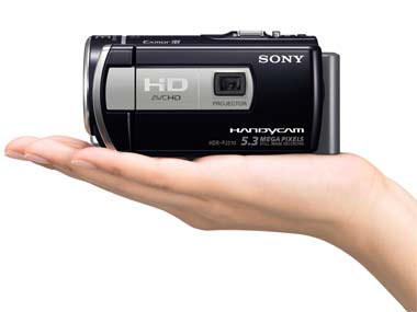 手軽に「撮って」「見る」 ちいさなプロジェクター搭載ハンディカム
