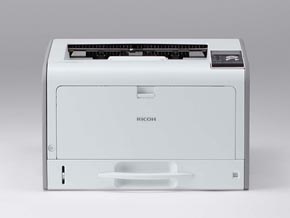 リコー、省スペース設計の両面印刷対応A3モノクロプリンタ「RICOH SP