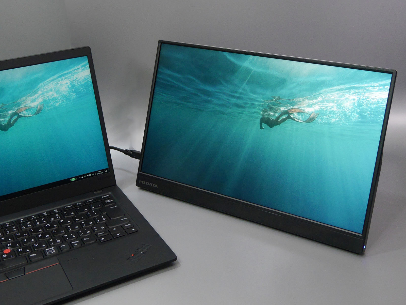 実測約700g！ 小型で軽さが魅力の15.6型モバイルディスプレイ「LCD