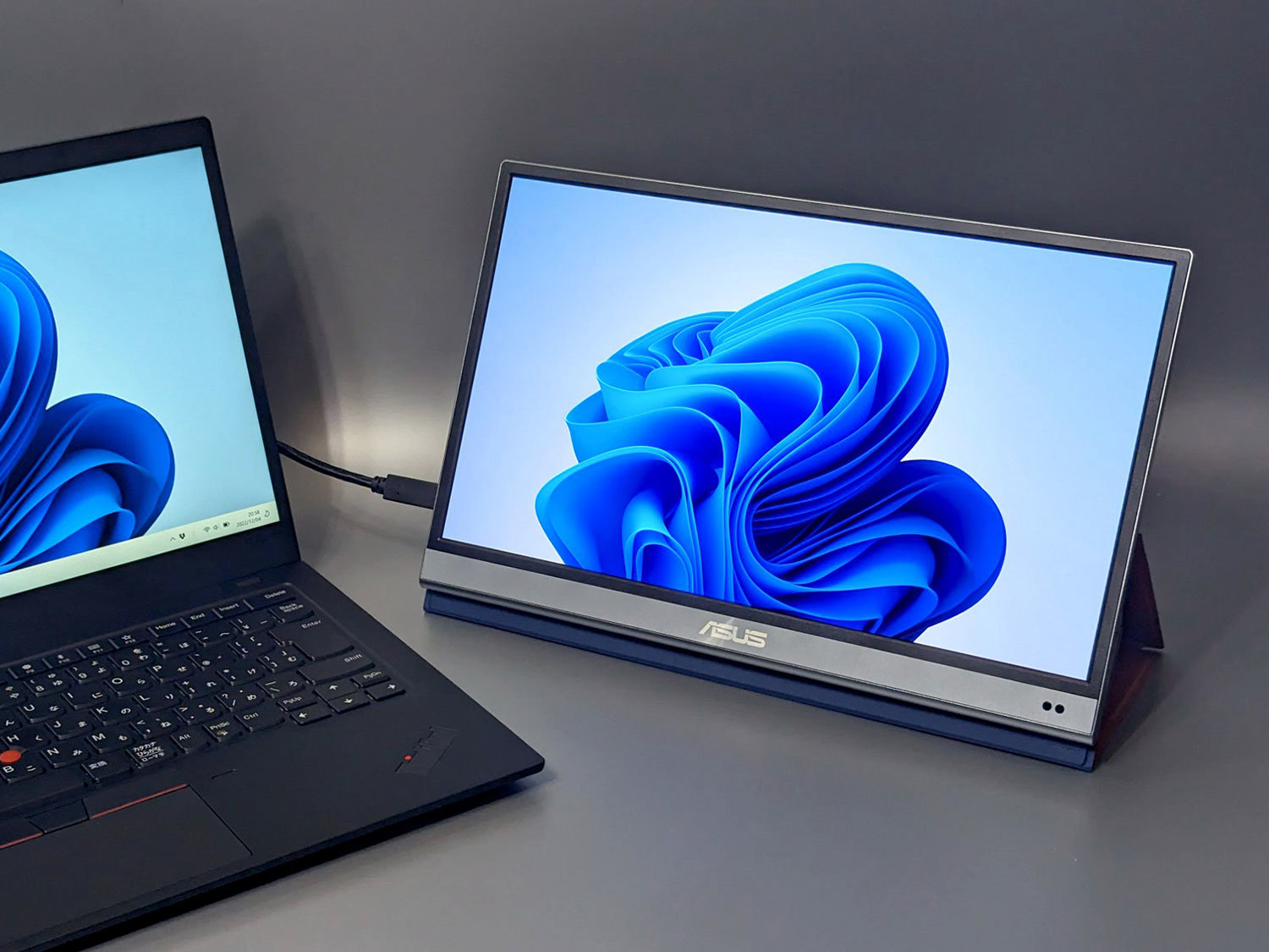 近接センサーなどギミック満載！ 有機EL採用の13.3型モバイル