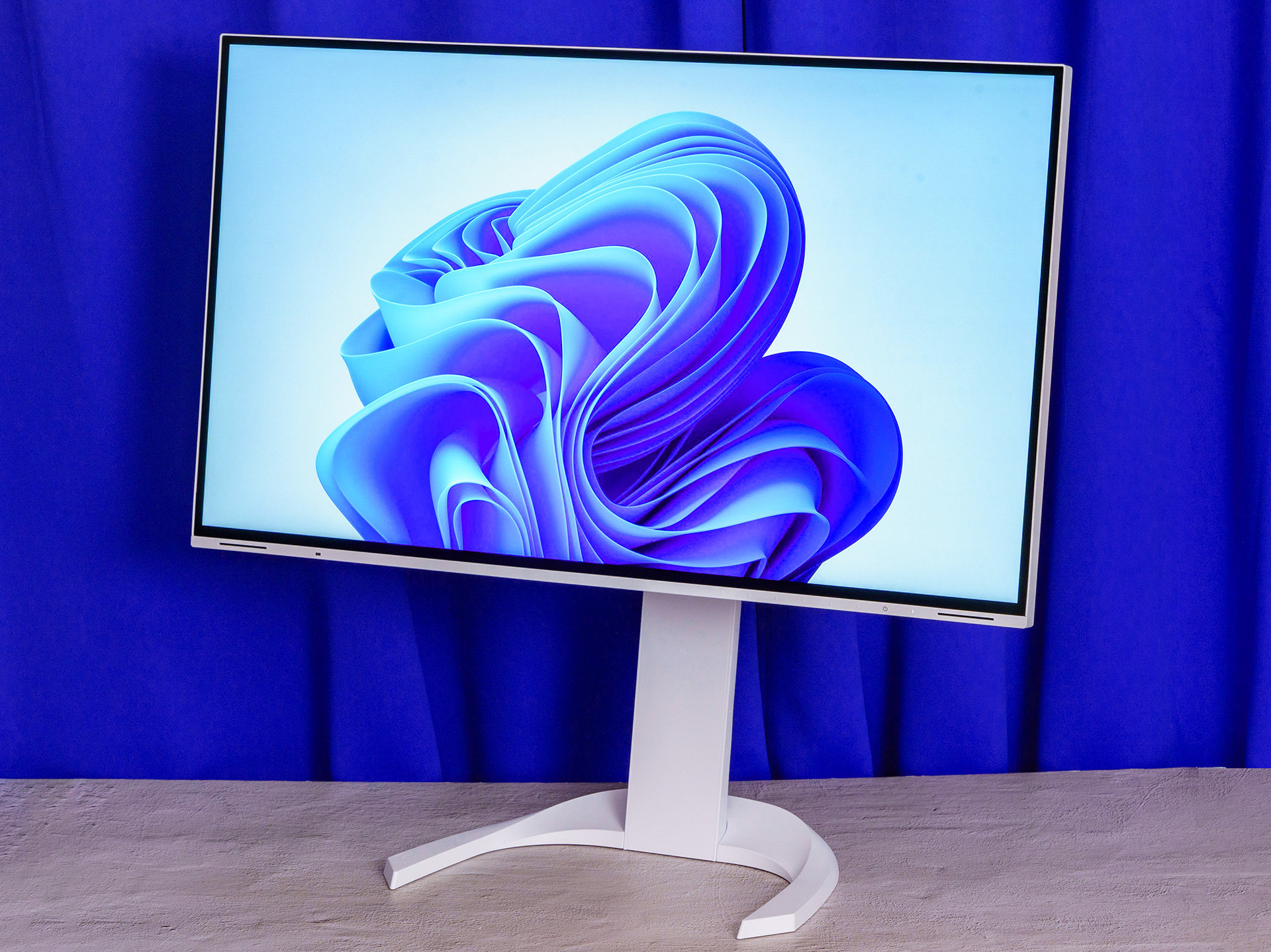 4Kで省電力、Type-C対応の27型4K液晶ディスプレイ「FlexScan EV2740X