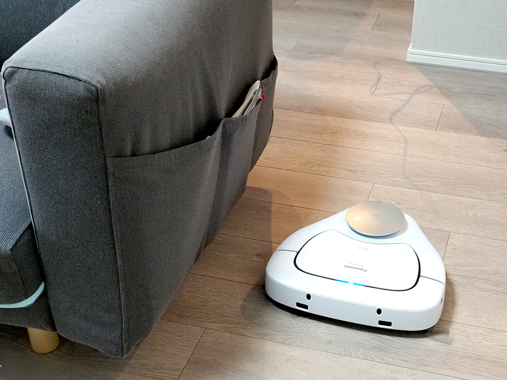 掃除が丁寧！ パナソニックのロボット掃除機『RULO』で家の中を掃除し