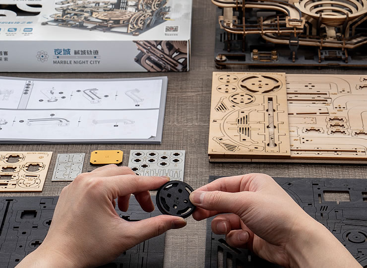 つくるんです 動くウッドパズルコースター マーブ オーナメント・置物