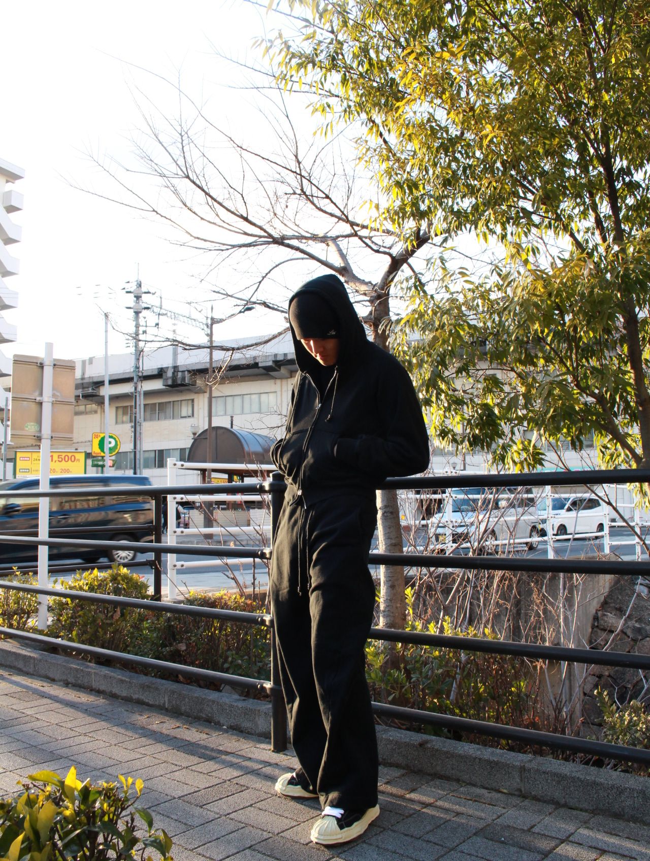 ラフでリラックス感のある、NVRFRGTのアイテムを用いたセットアップ