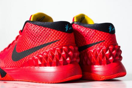 国内1月10日発売予定】 ナイキ カイリー1 ブライトクリムゾン/ブラック