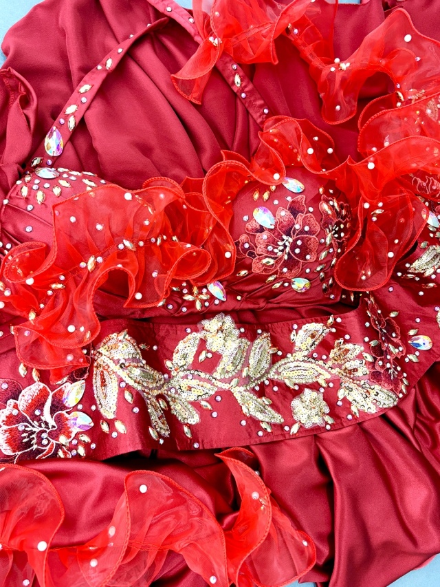 ベリーダンス衣装】艶のある鮮やかな赤！たっぷりのフリルがアクセント