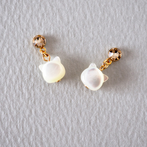 ちょっぴり耳がかわいい揺れる白蝶貝の猫の貼るピアス