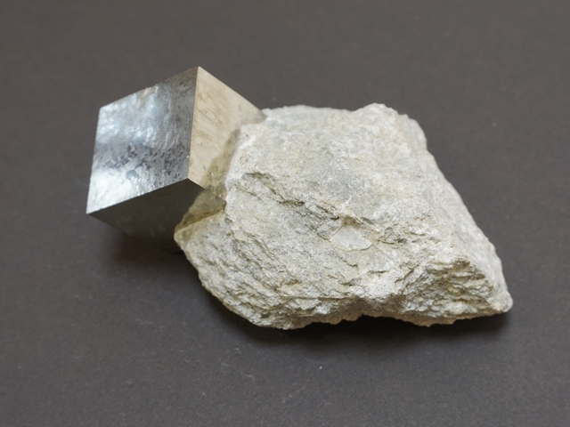 857-2】母岩付きパイライト/大 ペロル