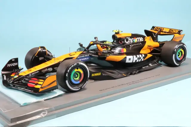 スパーク 1/18 マクラーレン MCL38 アブダビGP 2024 L.ノリス ピット