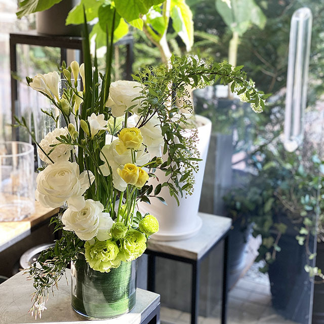 ガラスベース｜フラワーアレンジメント｜季節花おまかせ｜御祝いの花