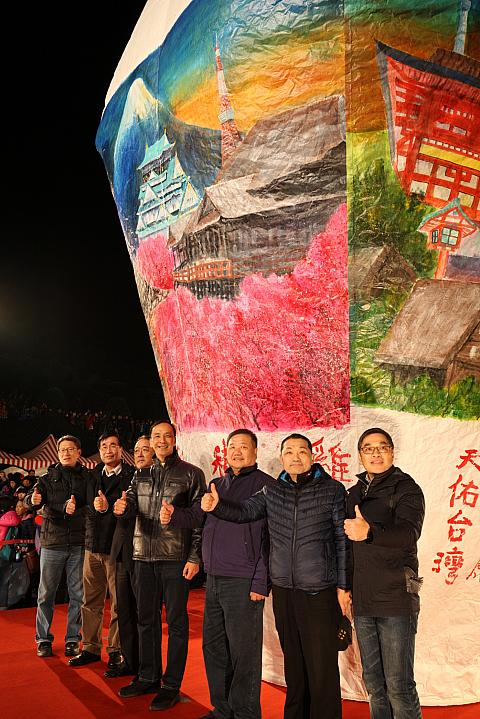 日台合作の巨大ランタンが放たれました～♪ | 台北ナビ