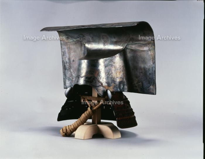 作品詳細 | 銀箔押一の谷形兜（斜め） | イメージアーカイブ - DNP