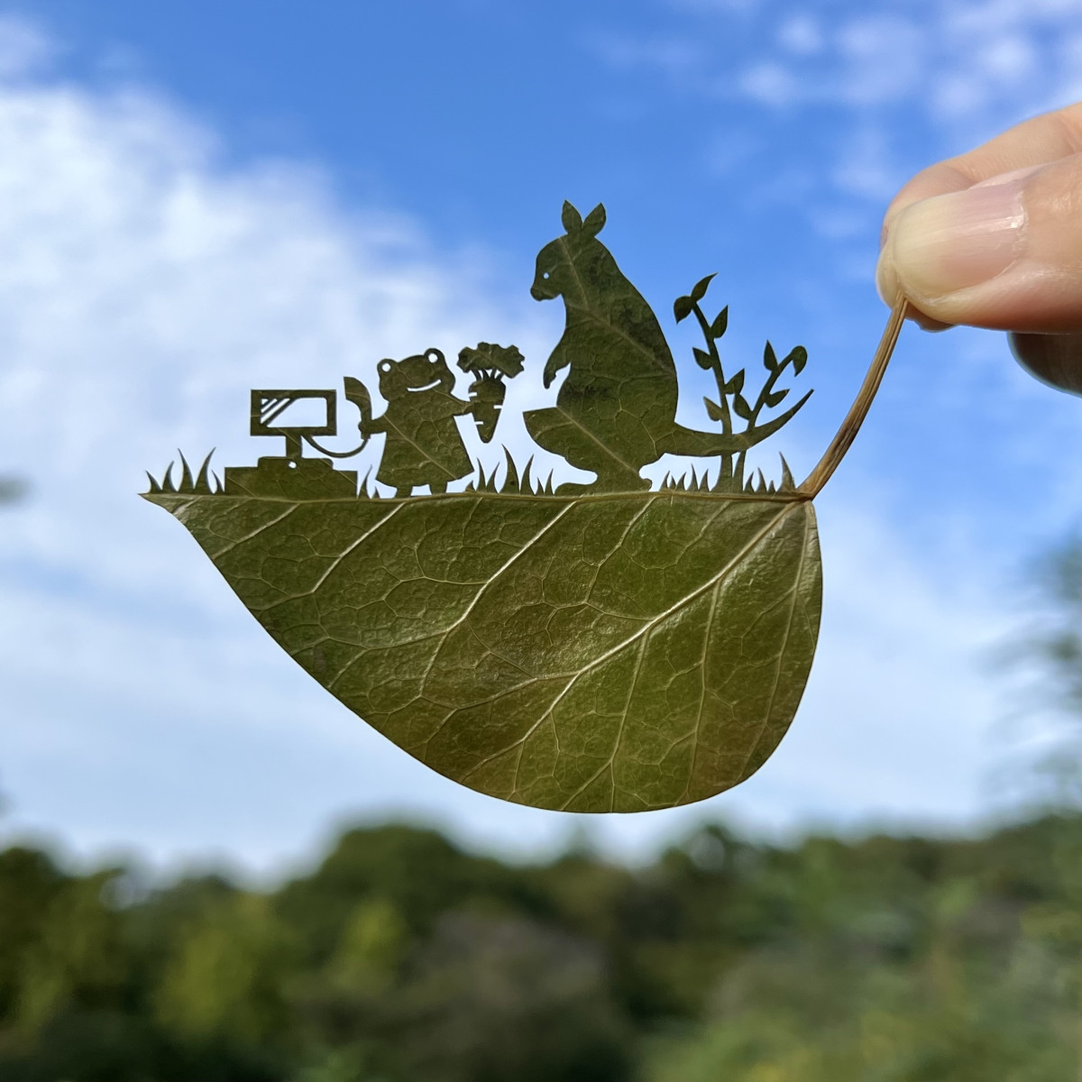 リトさん葉っぱ切り絵「あっ、ここに入れるから袋は大丈夫て?す