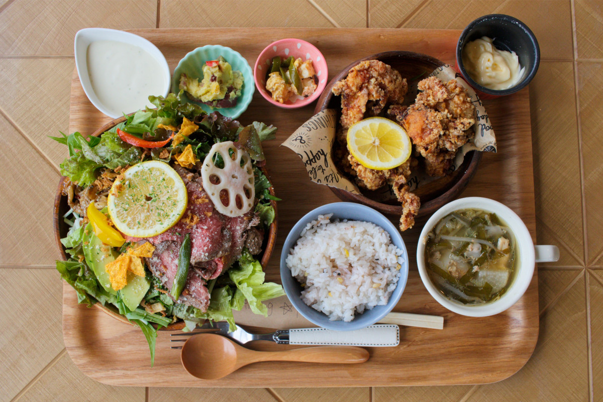 人気メニューの「カスタムサラダボウルランチ」と「どでかからあげ