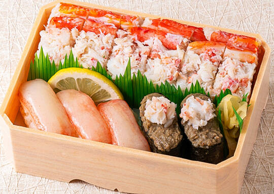 贅沢かに寿司弁当 3,300円｜かにしげ本厚木店 - くるめし弁当