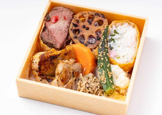 彩りいなり3種と鶏肉のスパイシー焼きのお弁当 840円｜彩りいなり にじ