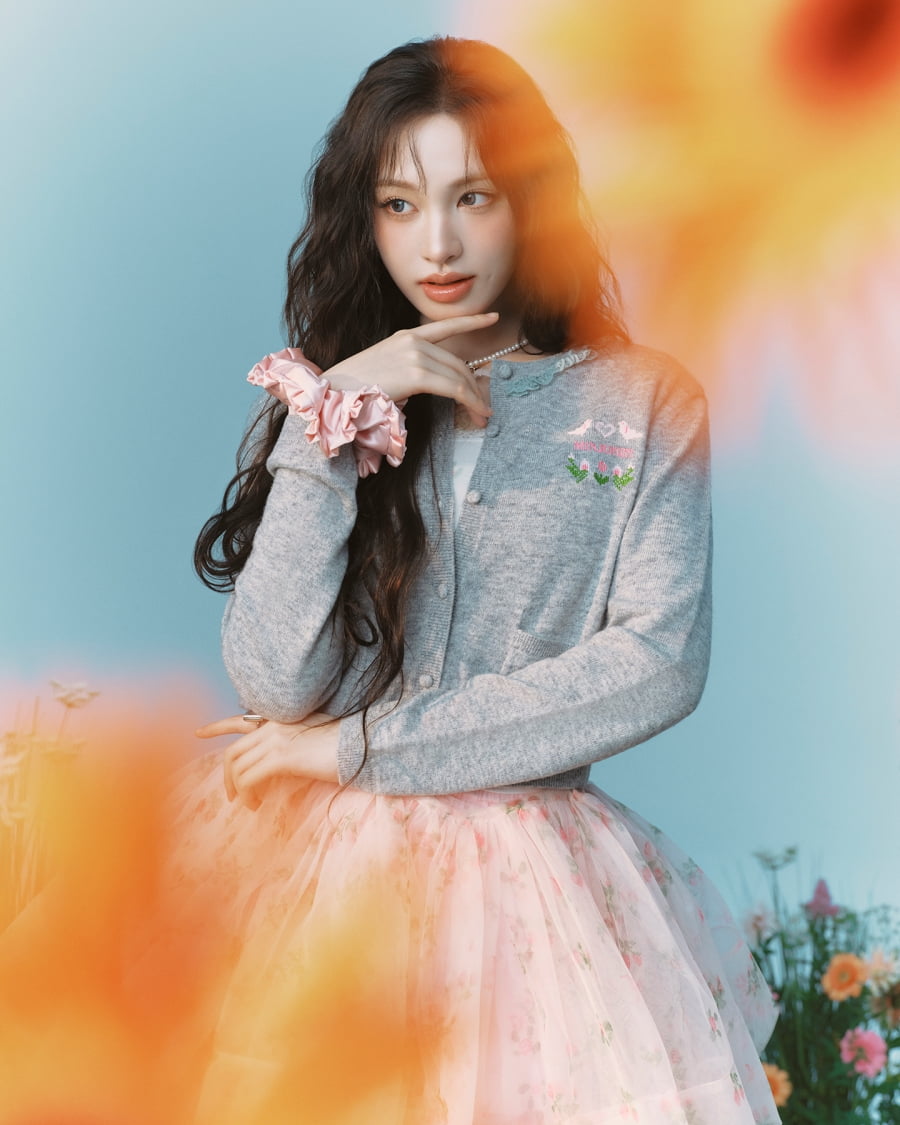 IVEのリズ、エイトセカンズの新モデルに抜擢！MINJUKIMとのコラボで魅力