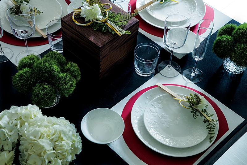 華やかテーブルウェアで記憶に残るHappy Winter Holidays – STORY