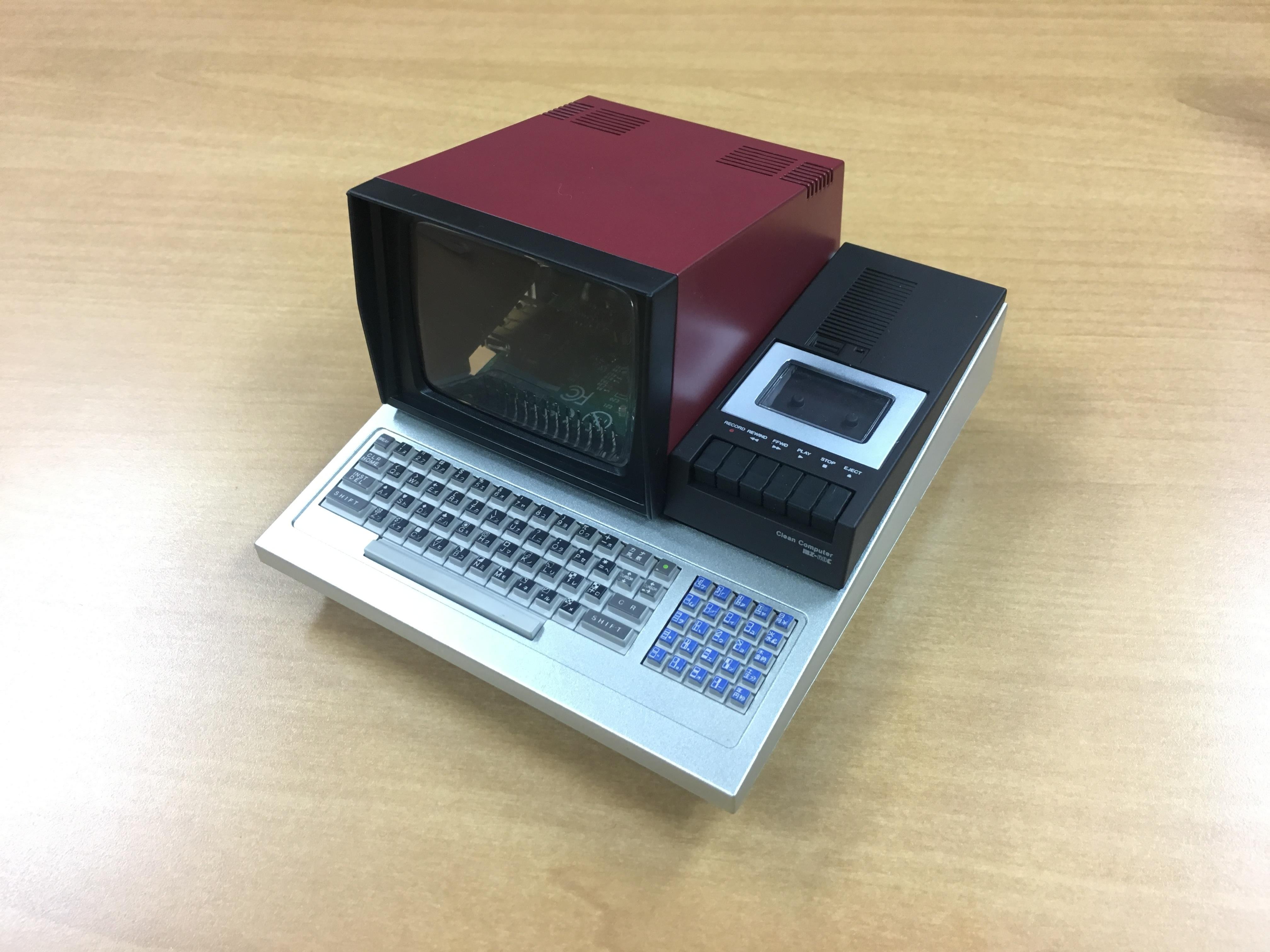 机の上に飾って思わずニヤニヤ！ PasocomMini発案者、ハル研究所・三津