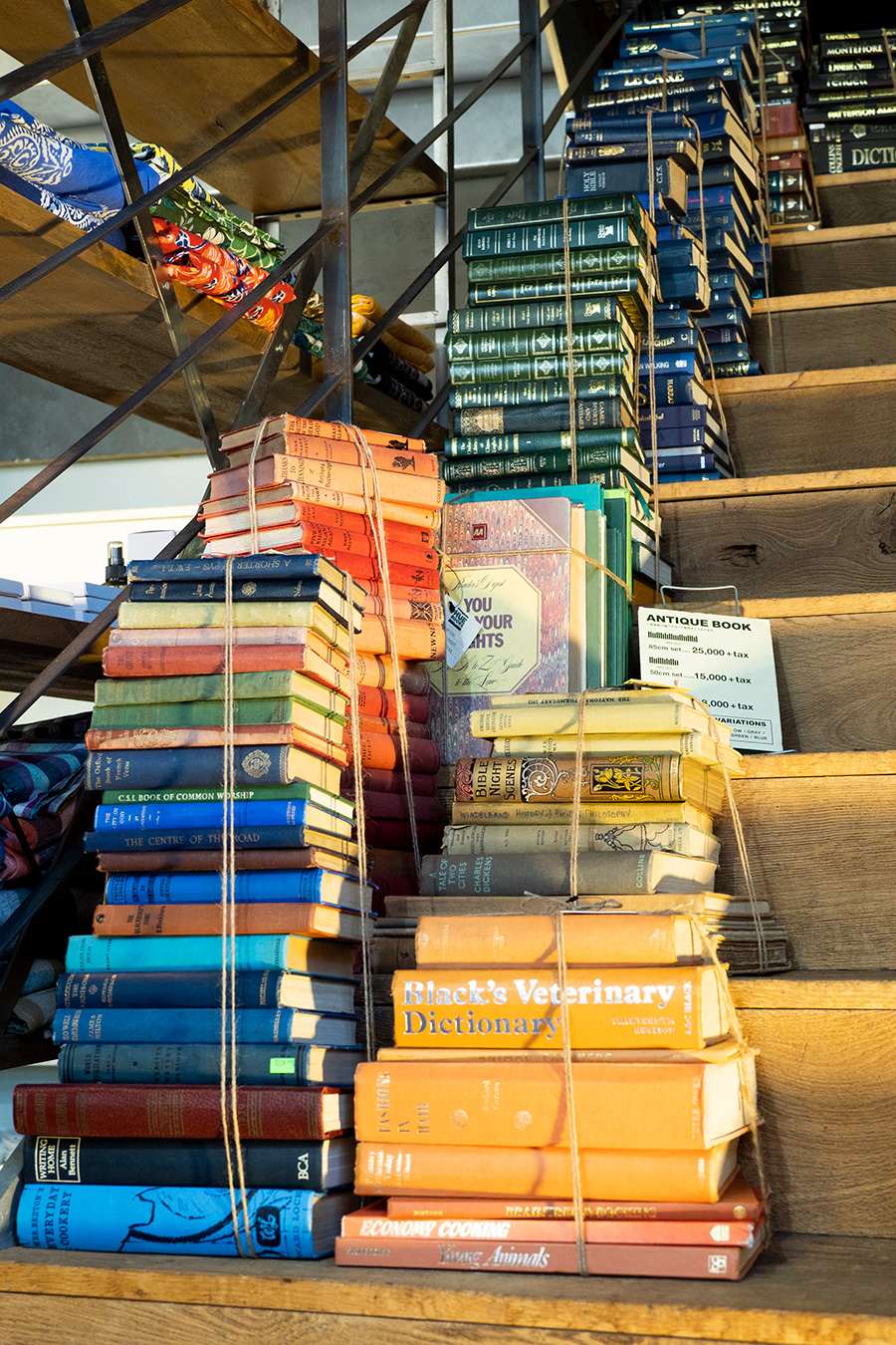 インテリアとしての古本洋書積んだり、開いたり。古本でヴィンテージ感