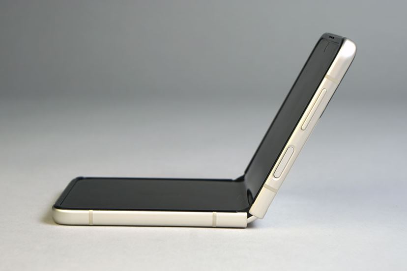 au版が2万円の値下げで購入しやすく。折りたたみスマホ「Galaxy Z