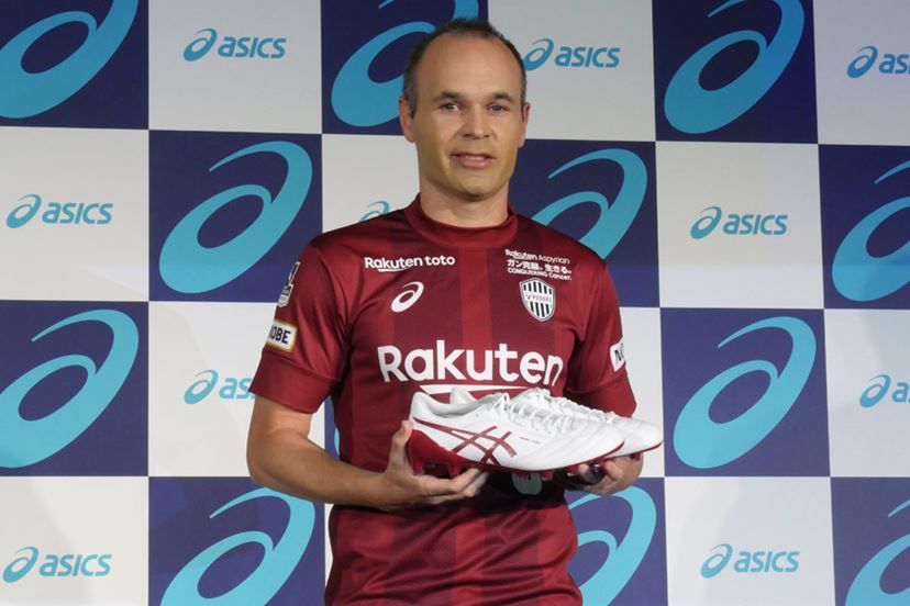 イニエスタ選手がついに日本製スパイクを履いた! 話題の“白塗り