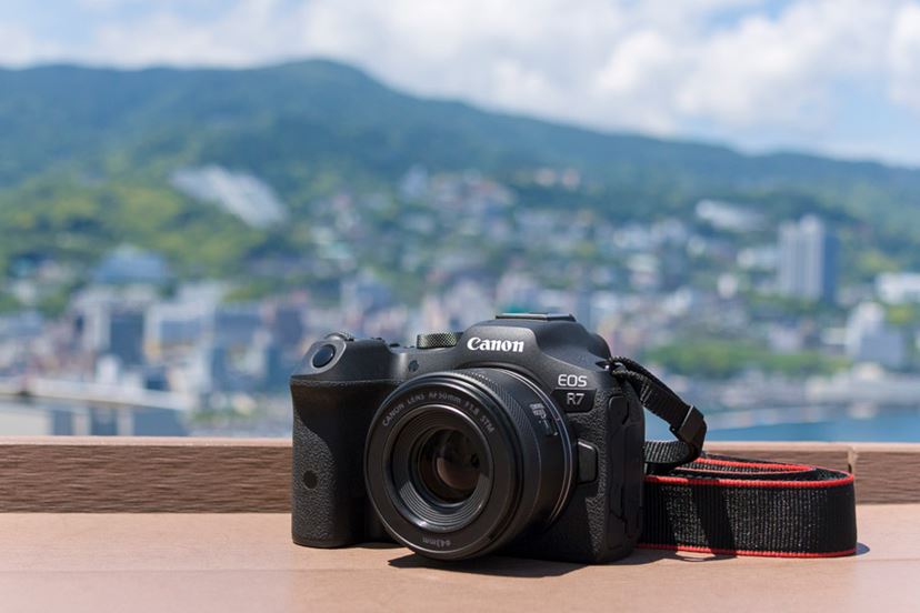 キヤノン「EOS R7」の最強レンズセットで軽快に熱海をスナップ