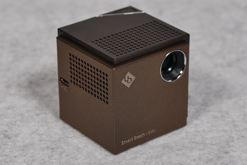 ビジネスに、家庭内映画館に！ 超小型レーザープロジェクター「Smart