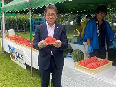 富里市より富里すいか・フルーツ＆キャロットジュースの贈呈について