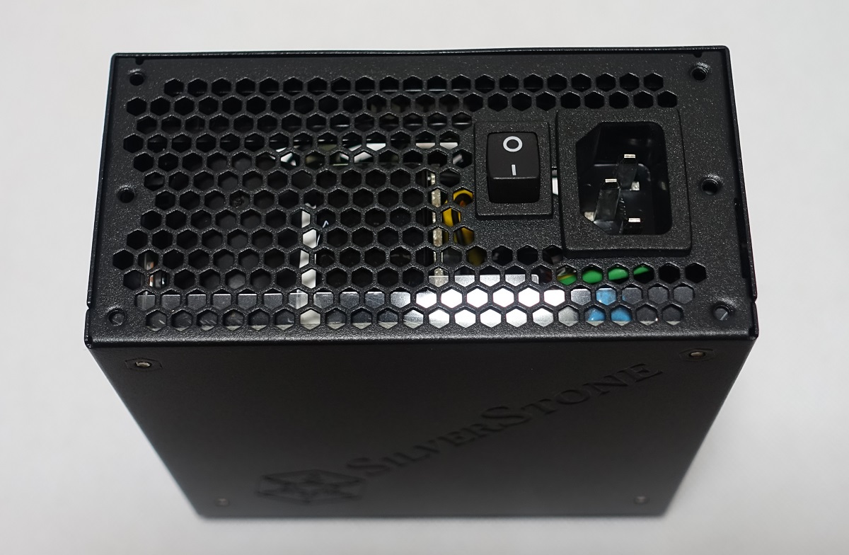 SFX-Lサイズの700Wプラチナ電源「SilverStone SX700-LPT」をレビュー