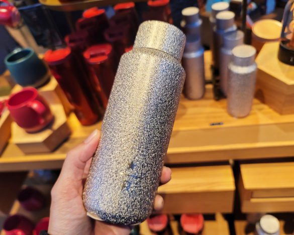 マニアが一目惚れした高級スタバの「クリスマスグッズ」。ボトルやマグ