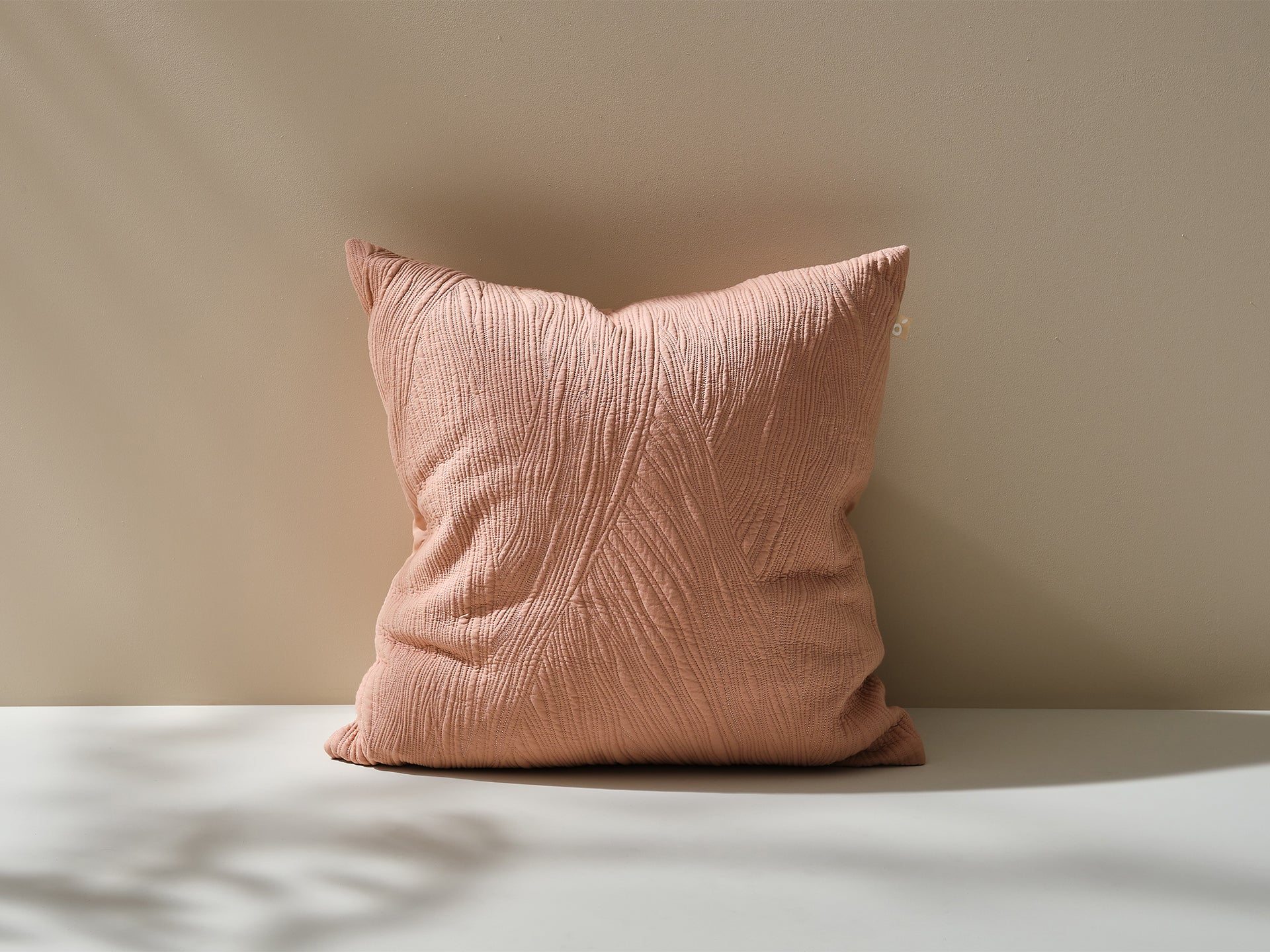 ブッシュウォーククッションカバー | やわらかな刺繍で描かれた自然の