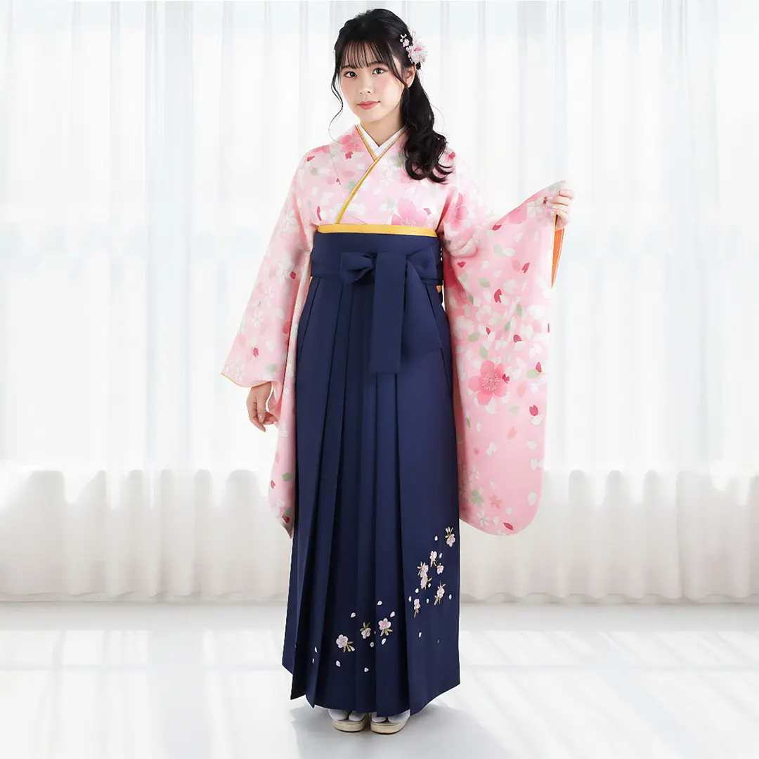 ピンク地に桜吹雪・紺袴（刺繍） （二尺袖）／卒業式 | 宅配着物