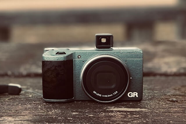 RICOH GRに外付け光学ファインダー〈GV-2〉をつけてみないか。｜記憶カメラ