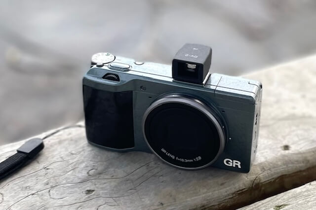 RICOH GRに外付け光学ファインダー〈GV-2〉をつけてみないか。｜記憶カメラ