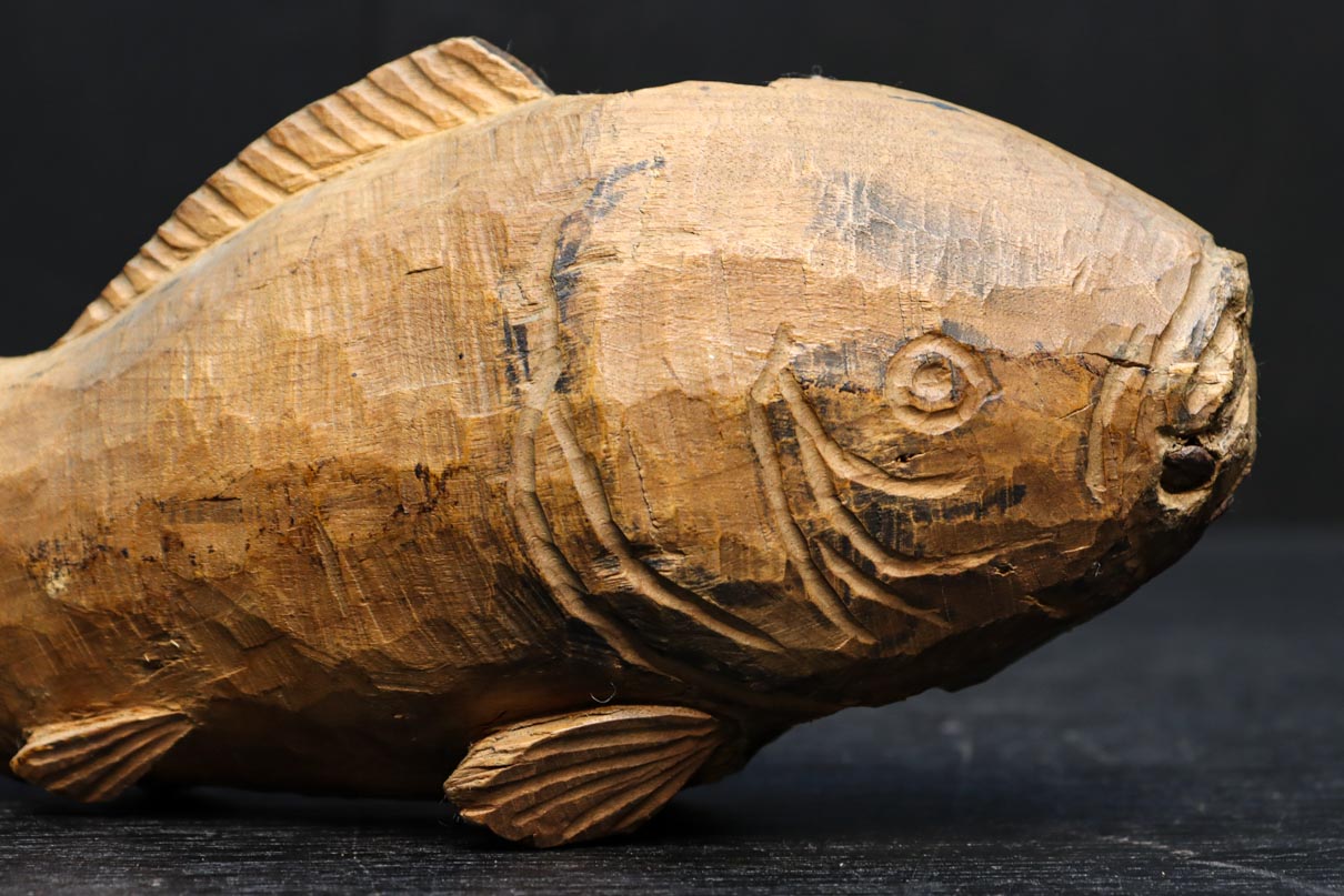 最小限の彫り込みで魚を模した自在鉤の横木 DC6052 – 古福庵