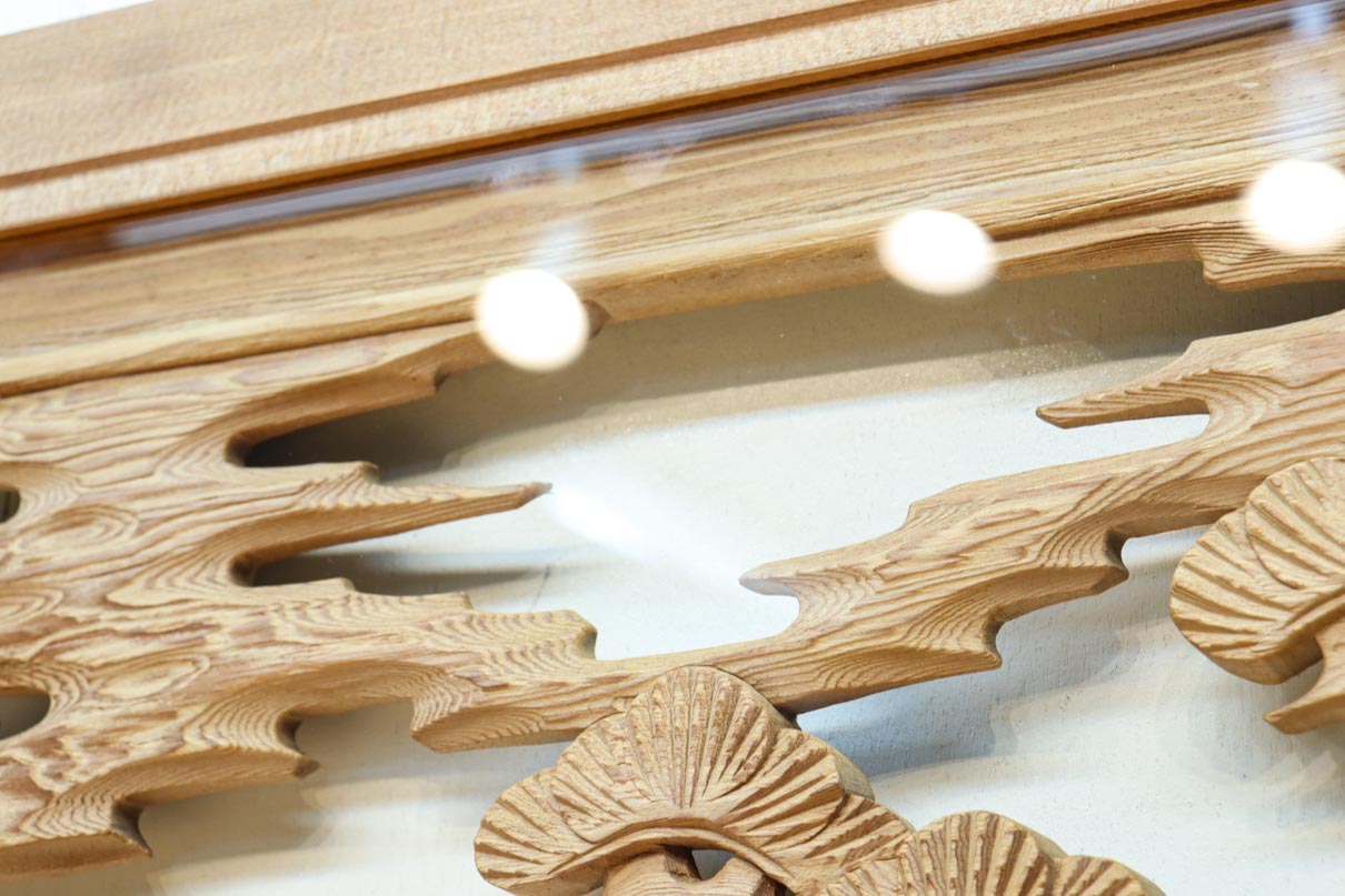 貫録ある富士山を丁寧に描いたガラス入り彫刻欄間 EZ2766 在庫1枚 – 古