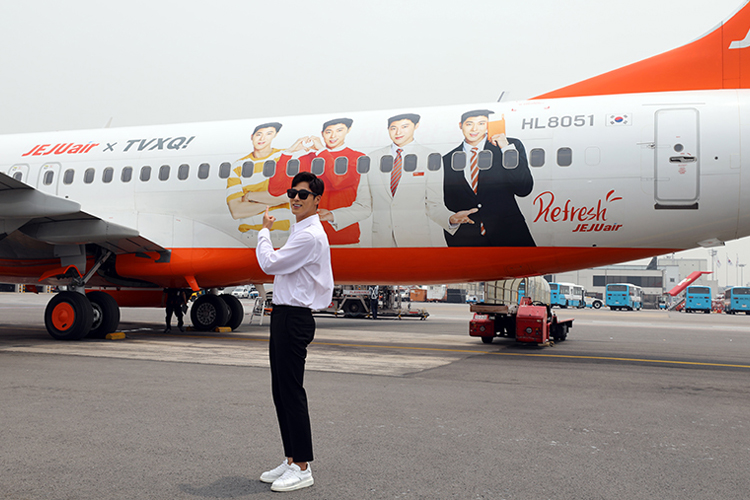 東方神起・ユンホ、チェジュ航空のラッピング機に乗って済州に | KLG