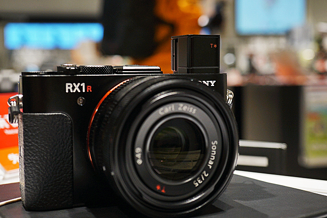 デジタルスチルカメラ「RX100V（DSC-RX100M5A）」、ソニーストアで販売