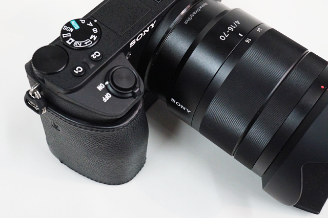 α6500専用のボディケース「LCS-EBG」を装着。ホールド性が良くなって大