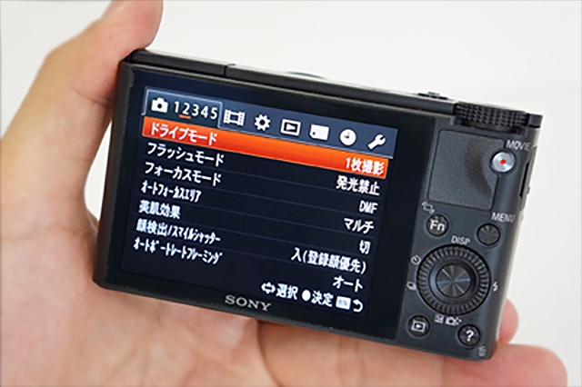 プレミアムコンパクトの金字塔をうちたてたRX100シリーズ初代モデル