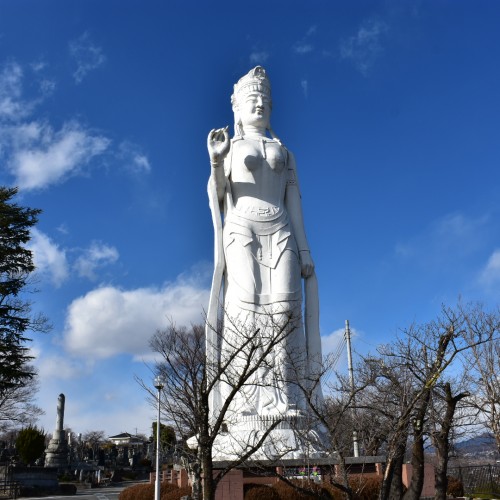 韮崎市にそびえたつ平和の象徴「平和観音様」には今の世の中がどのよう