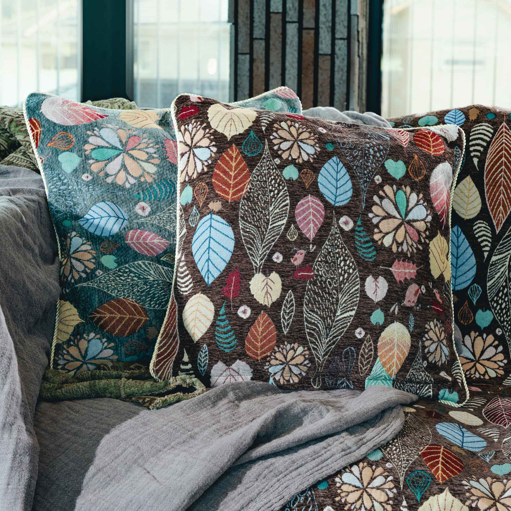 ori】クッションカバー リーフ柄（ブラウン/グリーン） – くらしかる