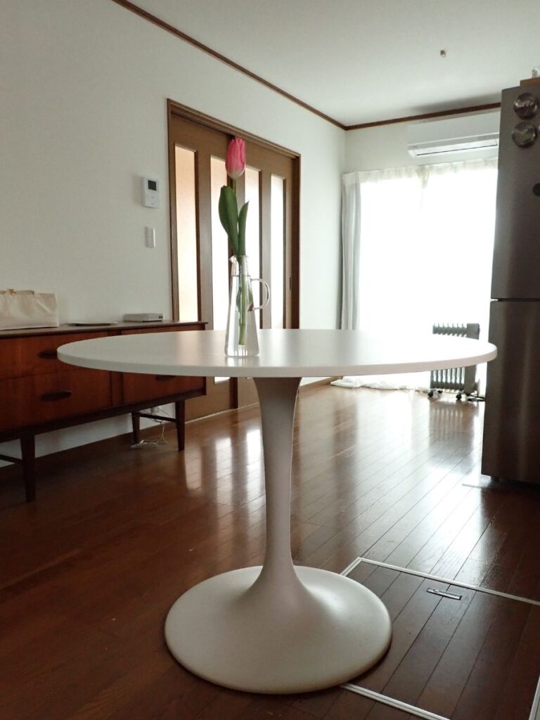 どんな暮らしにもピッタリはまる、IKEAの円形テーブル DOCKSTA