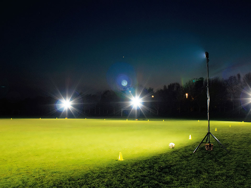 サッカーの簡易照明に最適な投光器 - INOX東栄株式会社/世界の優れた