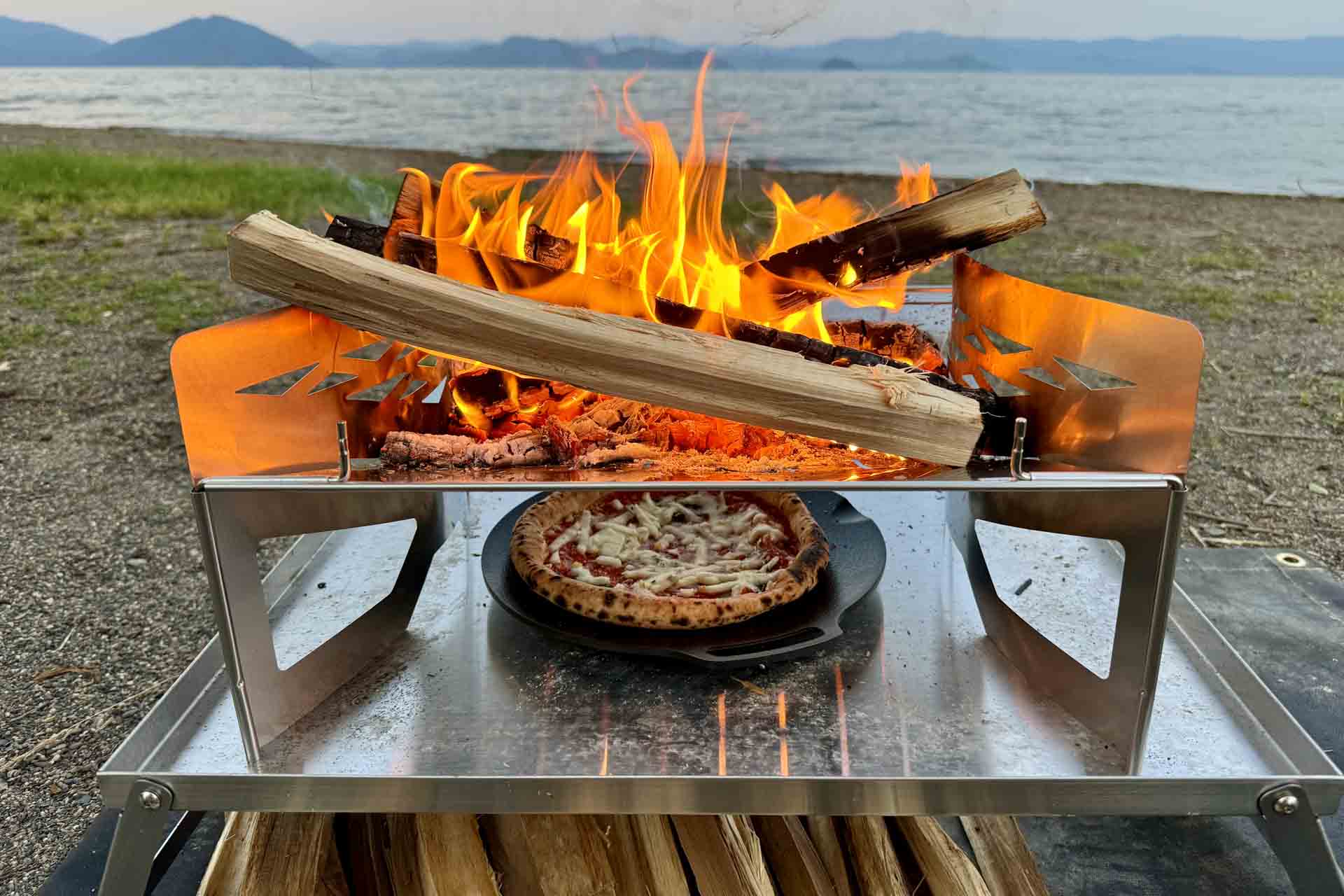 超簡単] 焚き火台でお手軽ピザ！ – TOKYO CRAFTS マクライトでピザを