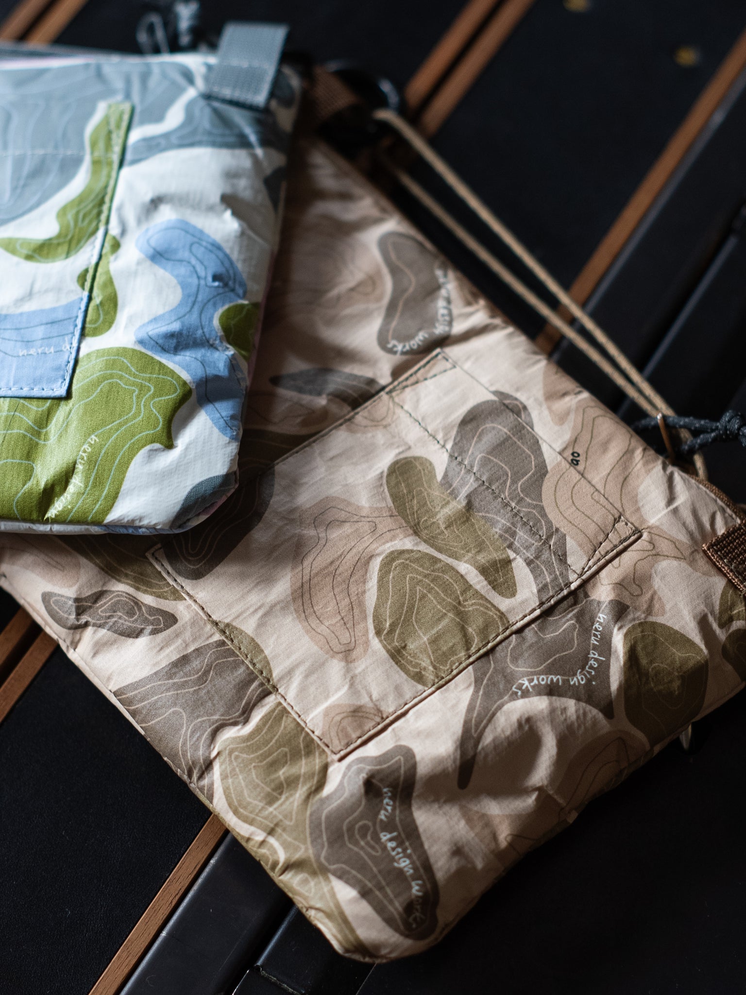 TOPOカモ サコッシュ – LOG