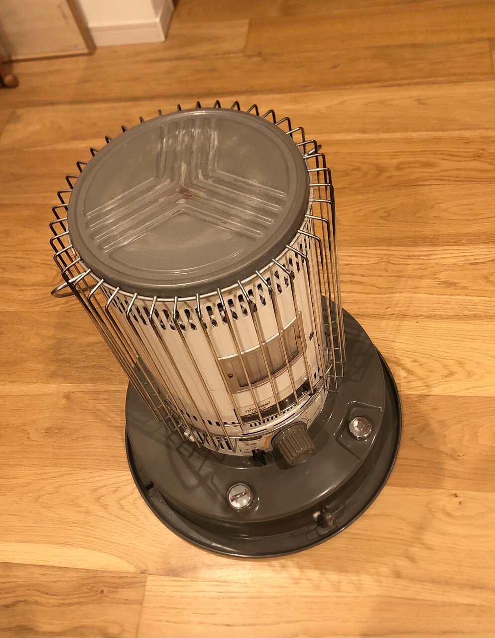 購入した石油ストーブ。 : テントの中のネコ