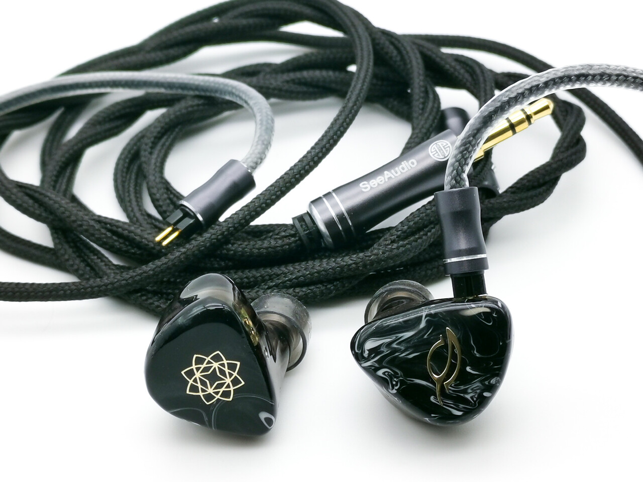 See Audio Bravery」 落ち着いたシェルデザインに付属する高級ケーブル