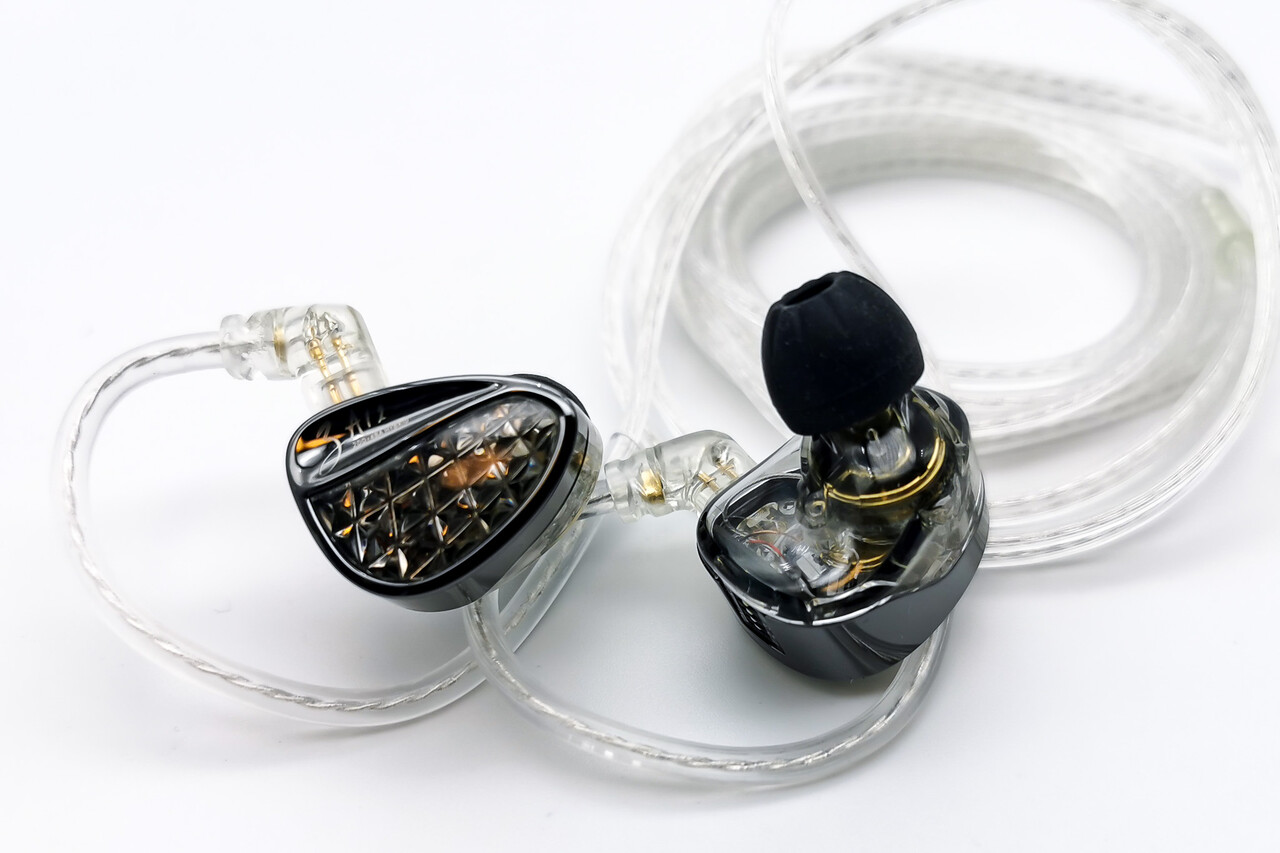 KZ ZA12」 4BA+2DD構成でKZらしい明瞭感を持ちつつ質の高い